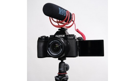 FUJIFILM X-S10 Noir + 15-45/3,5-5,6 Vlogger Kit (Rode VideoMic Go + Joby GorillaPod 1K + SD 16 Go)